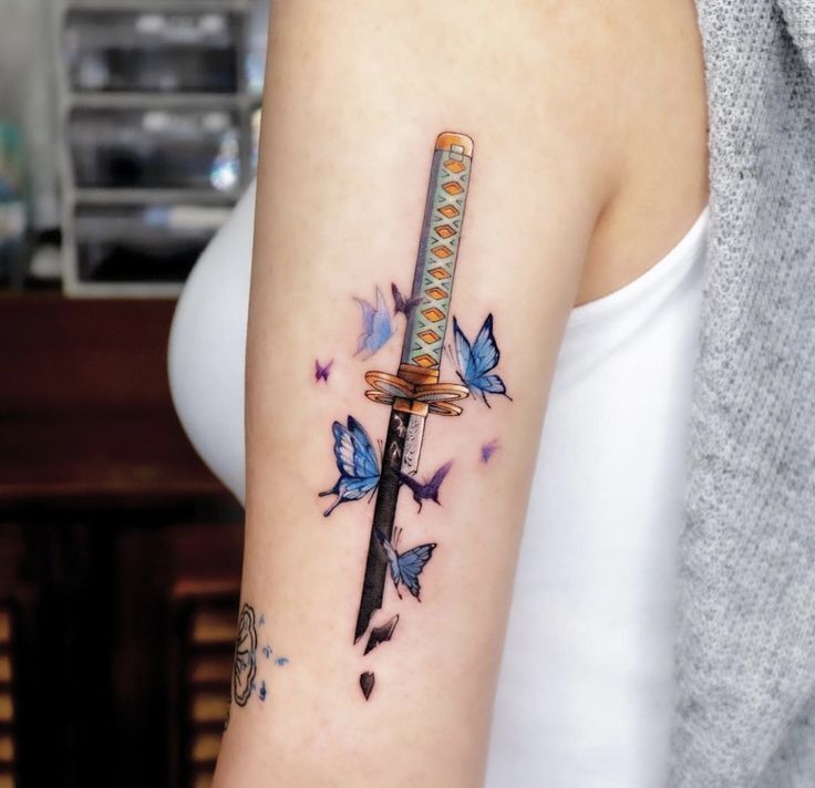 chân thực với mẫu tattoo cây kiếm ở bắp tay