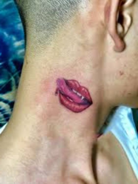 cực kỳ ấn tượng với mẫu tattoo nụ hôn trên cổ