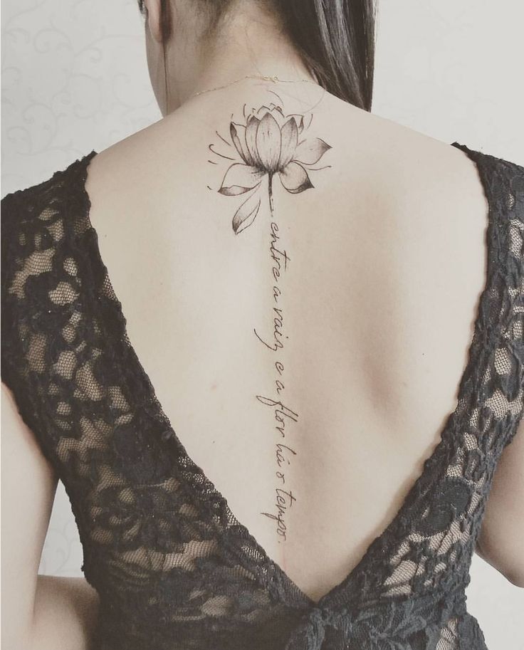 điểm nhấn dọc sống lưng với mẫu tattoo chữ