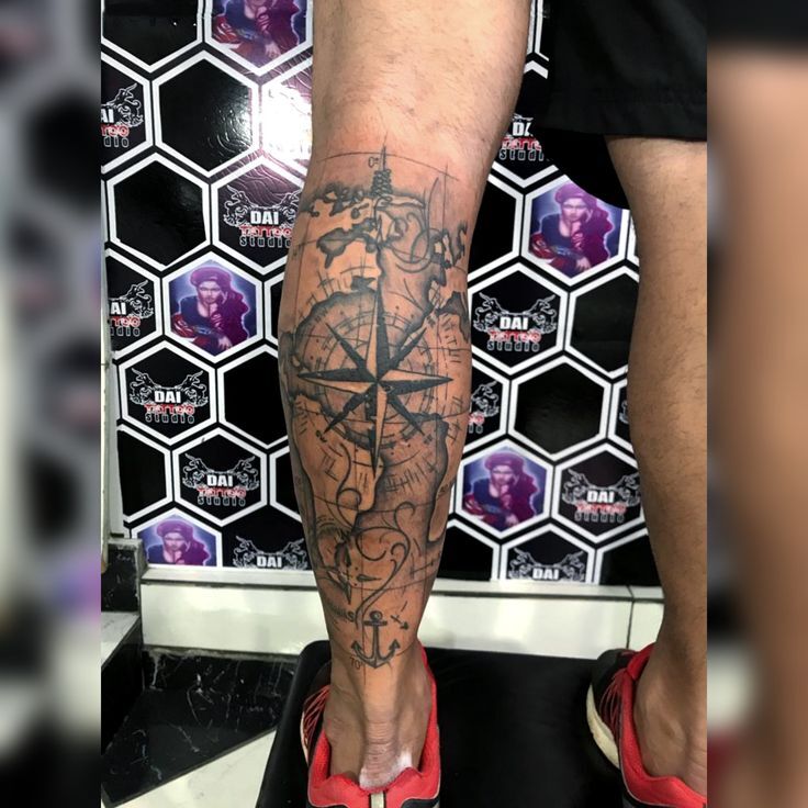 độc lạ hình tattoo la bàn kín bắp chân