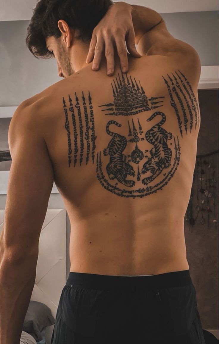 hình tattoo bùa chữ Sak Yant sau lưng