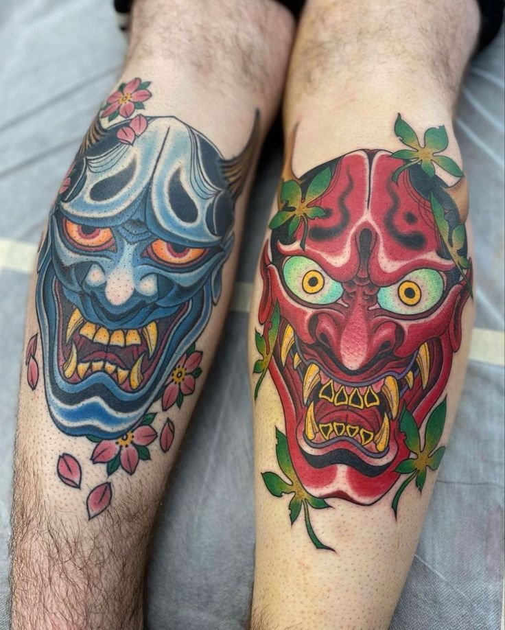 hình tattoo mặt quỷ dữ tợn trên hai bắp chân