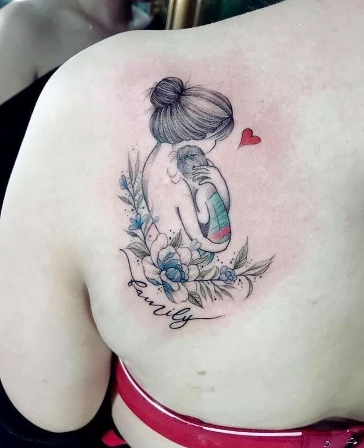 hình tattoo mẹ bế con trên bả vai