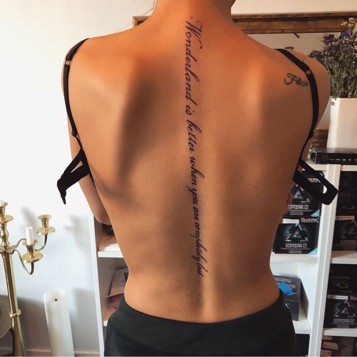 kiểu tattoo chữ ý nghĩa dọc theo cột sống