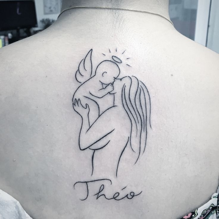 kiểu tattoo mẹ bồng con sau lưng