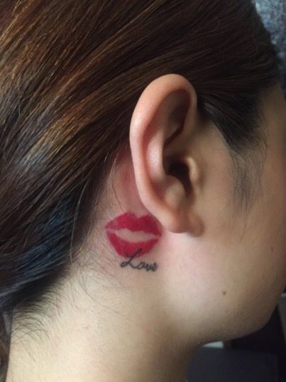 kiểu tattoo sau mang tai hình nụ hôn