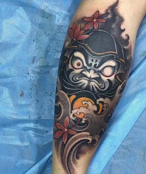 mẫu Daruma hung tợn màu đen trắng trên bắp chân