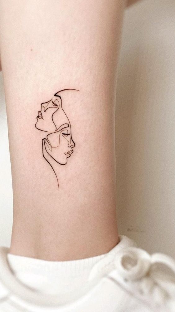 mẫu tattoo biểu tượng tình yêu độc đáo ở cổ chân