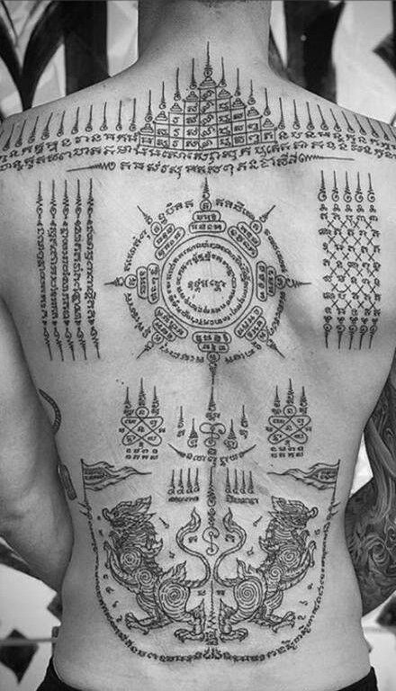 mẫu tattoo bùa chữ Sak Yant kín lưng