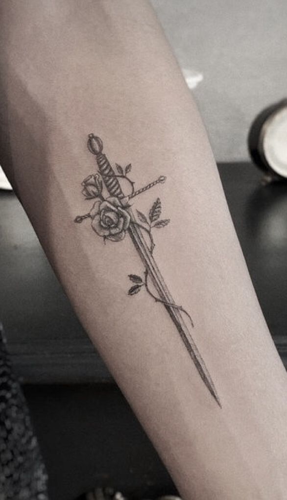 mẫu tattoo cẳng tay kiếm và hoa