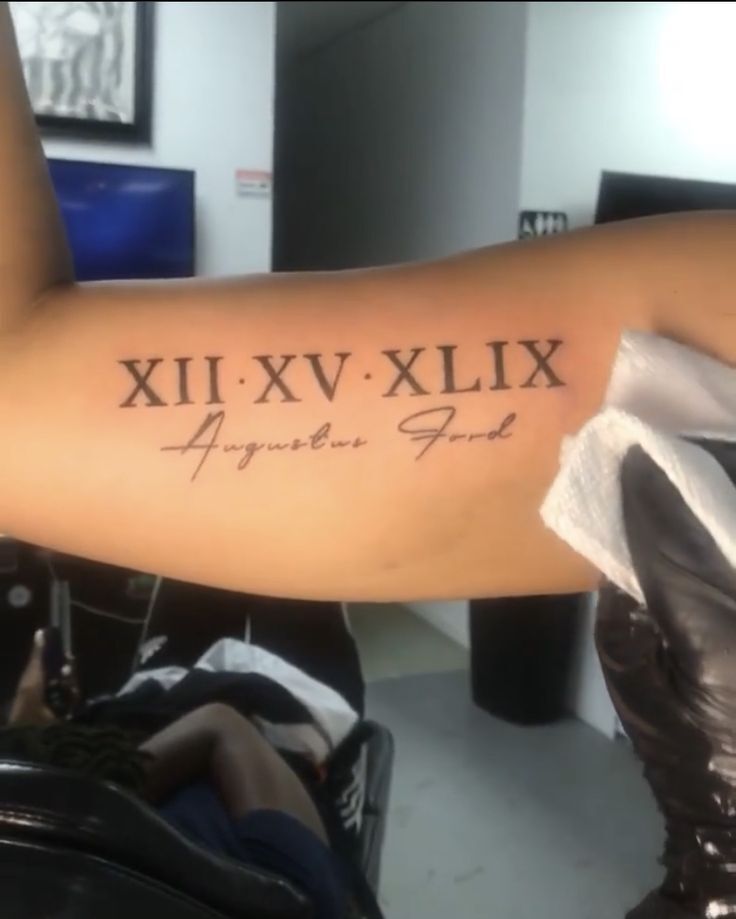 mẫu tattoo chữ la mã ở bắp tay