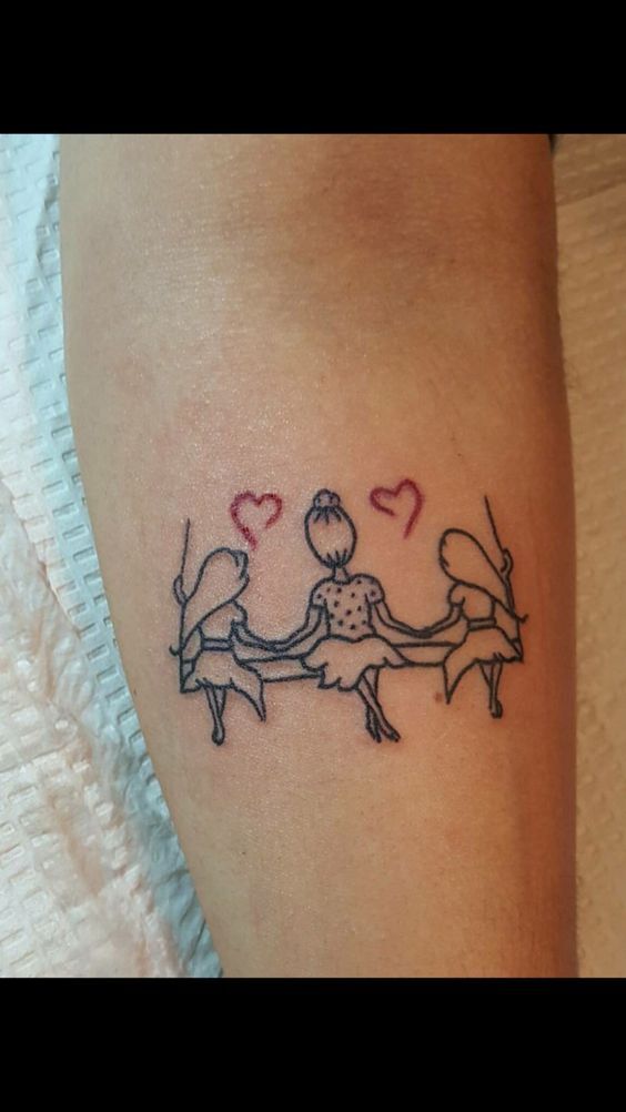 mẫu tattoo hình mẹ ngồi bên hai con