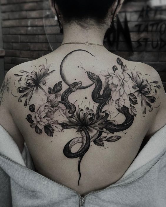 mẫu tattoo hoa và rắn tràn lưng