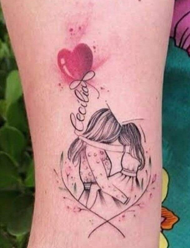 mẫu tattoo mẹ ôm con gái lớn trên chân