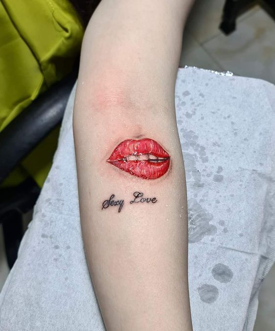 mẫu tattoo nụ hôn trên cẳng tay