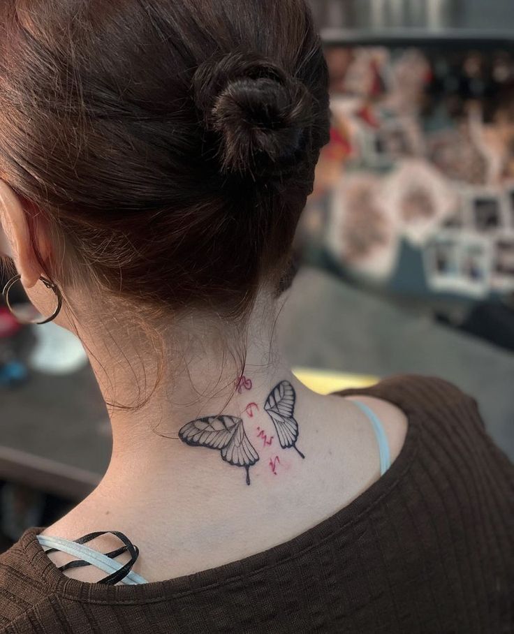 tattoo cánh bướm sau gáy rất đẹp mang lại khách