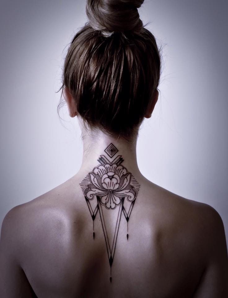 tatto vô cùng khôn khéo ở sau gáy