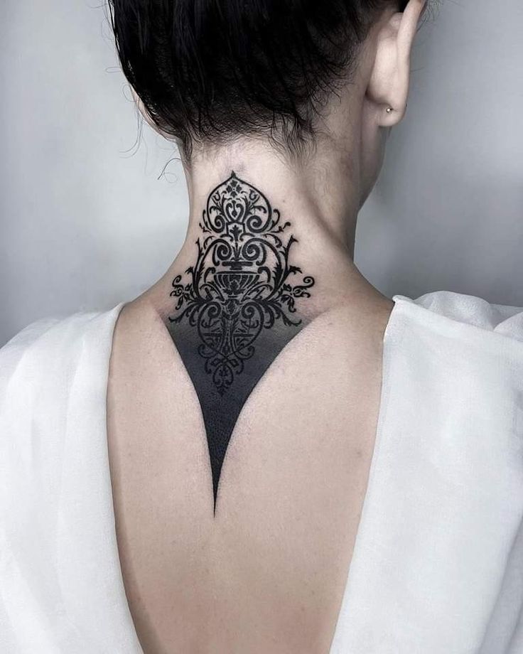 tatto vô cùng sắc bén ở sau gáy