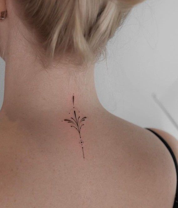 tatto đơn giản và giản dị sau gáy