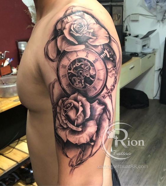 tatto hoa hồng ở bắp tay siêu tinh tế