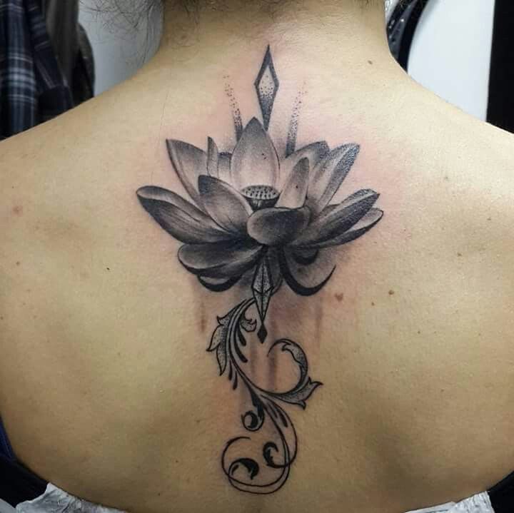 tatto hoa sen siêu rất đẹp ở sau gáy