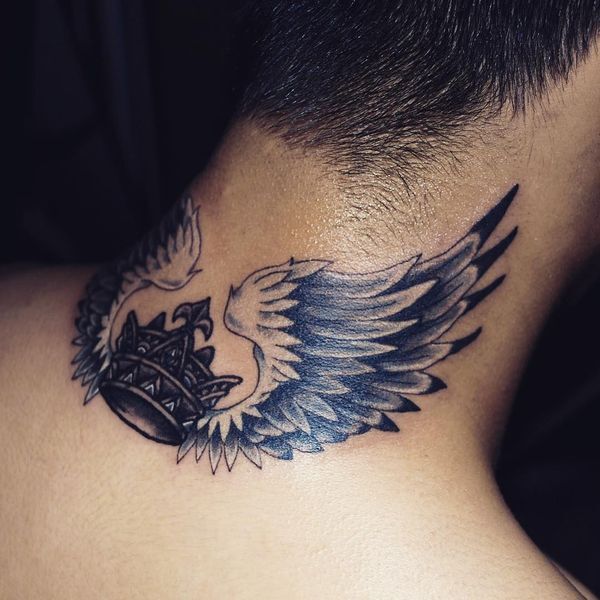 tatto vương vãi miện siêu rất đẹp sau gáy