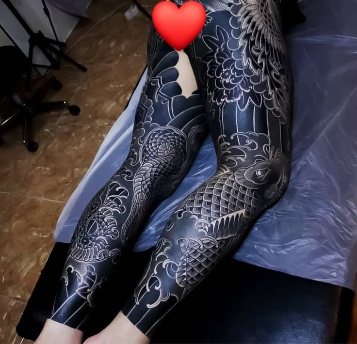 tattoo cá chép trên nền đen đặc sắc