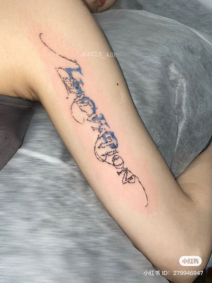 tattoo chữ độc đáo ở bắp tay