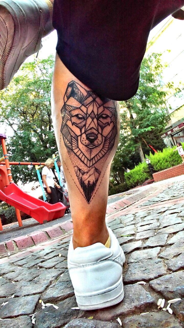 tattoo đầu sói trên bắp chân