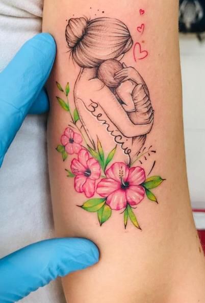 tattoo mẹ bồng con bên hoa dâm bụt