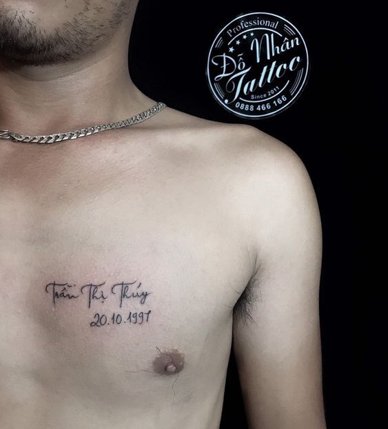 tattoo tên và ngày sinh ý nghĩa trước ngực