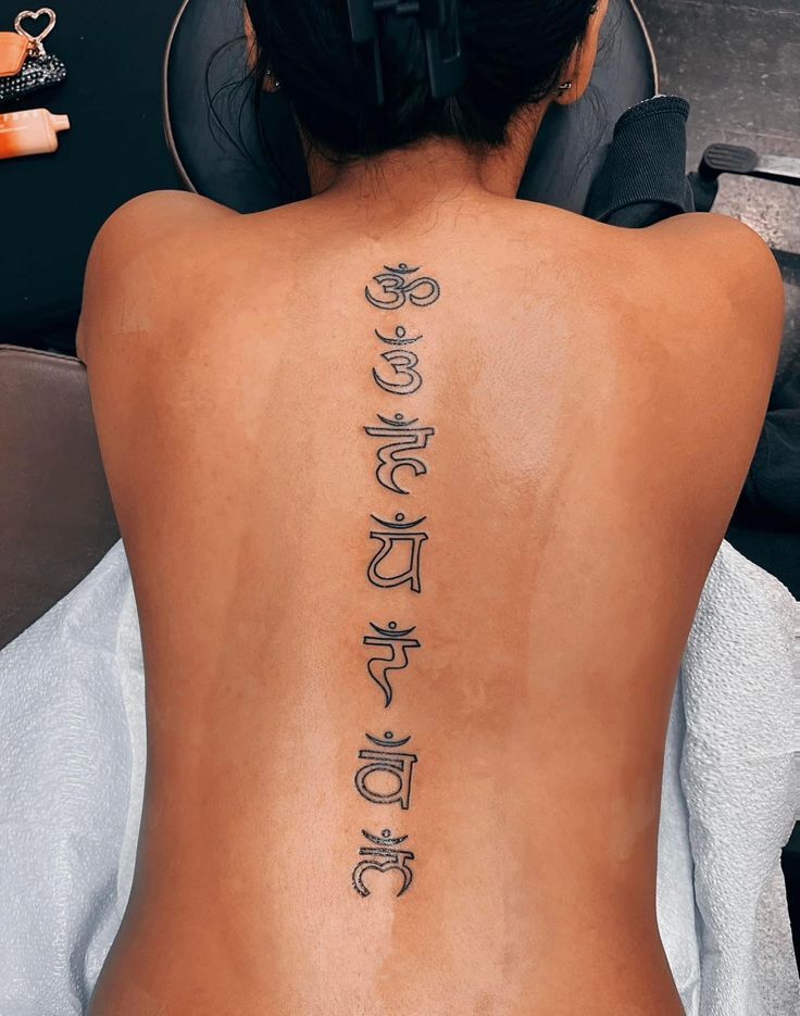 thu hút với mẫu tattoo dọc lưng chữ phạn