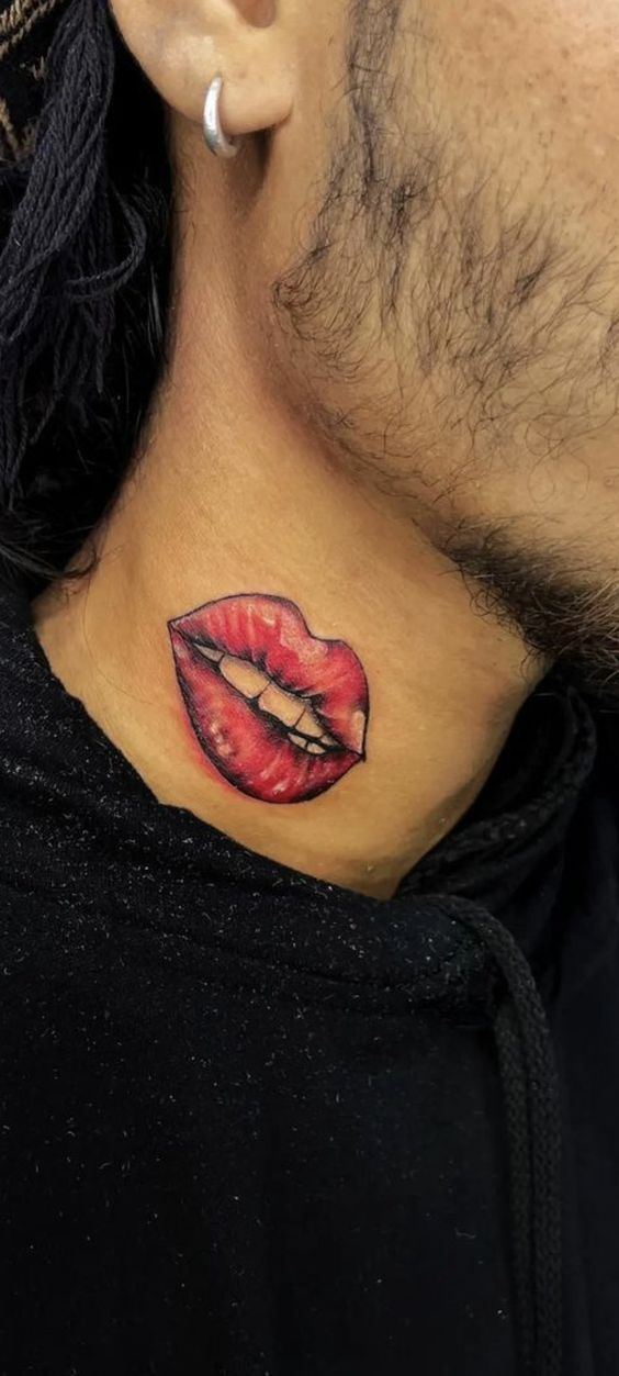 ý tưởng tattoo nụ hôn độc đáo trên cổ