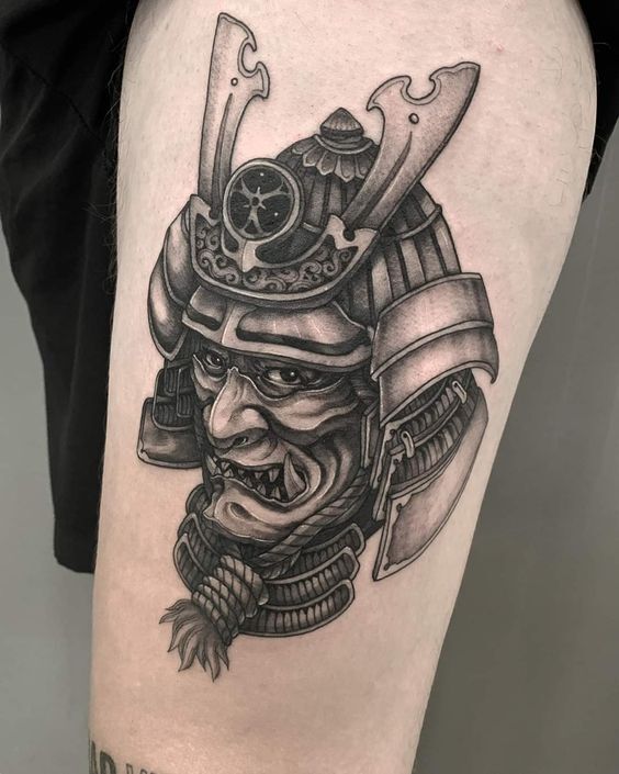 mặt quỷ samurai đen đơn giản ở đùi