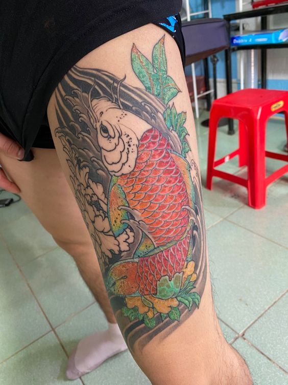 tattoo cá chép phối màu sắc ở đùi cực đẹp