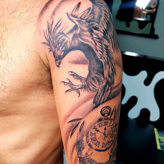 tattoo chim phượng hoàng trên bắp tay của anh khách