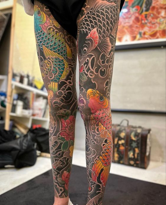 tattoo hai chân nhiều cá chép sinh động