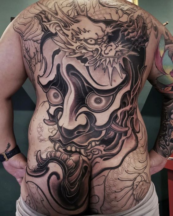 tattoo mặt quỷ dạ xoa kết hợp loài rồng kín lưng đơn sắc