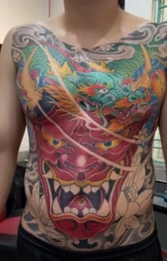 tattoo mặt quỷ dạ xoa kết hợp rồng xanh bít lưng