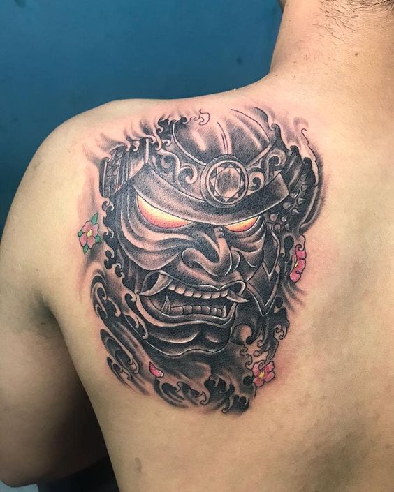 tattoo mặt quỷ samurai đen ở bắp tay