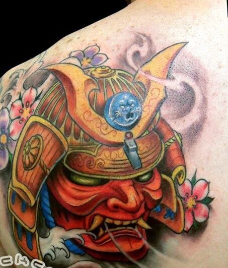 tattoo mặt quỷ samurai đỏ với hoa anh đào