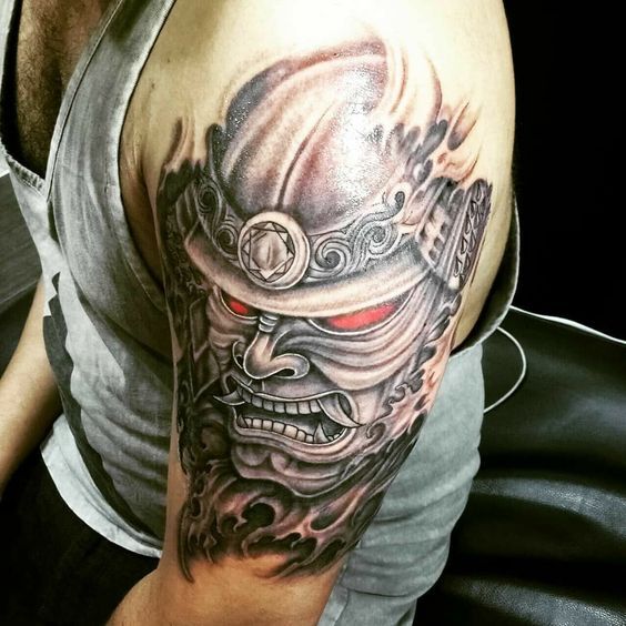 tattoo mặt quỷ samurai ở bắp tay