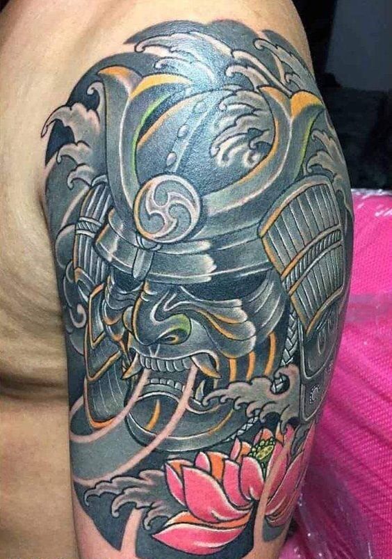 tattoo mặt quỷ samurai xanh đen kết hợp hoa sen