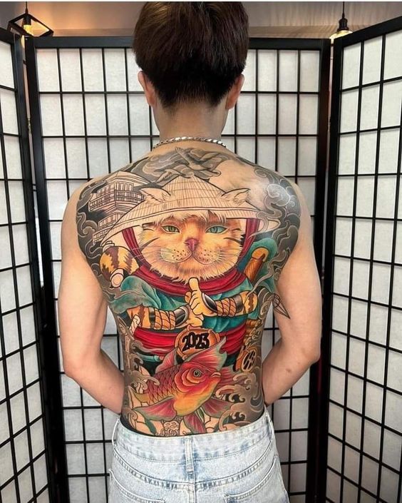 tattoo mèo thần tài kết hợp với cá chép bít lưng