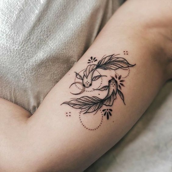 tattoo cặp cá chép đơn sắc ở bắp tay mẫu 1