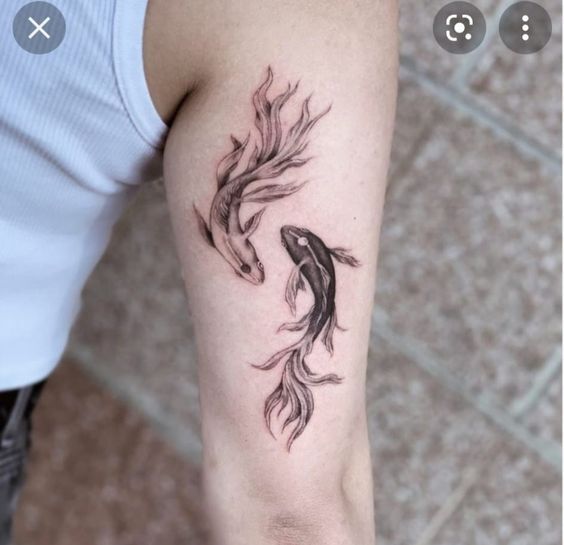 tattoo cặp cá chép đơn sắc ở bắp tay mẫu 2