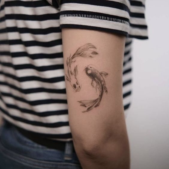 tattoo cặp cá chép đơn sắc ở bắp tay mẫu 3