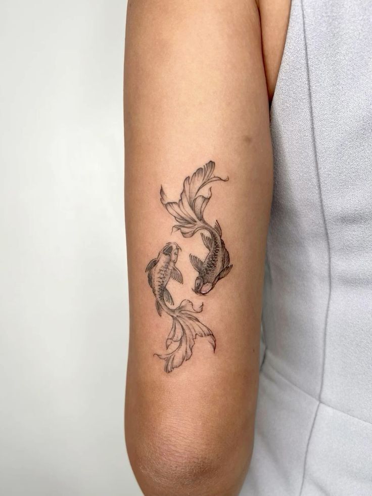 tattoo cặp cá chép đơn sắc ở bắp tay mẫu 5