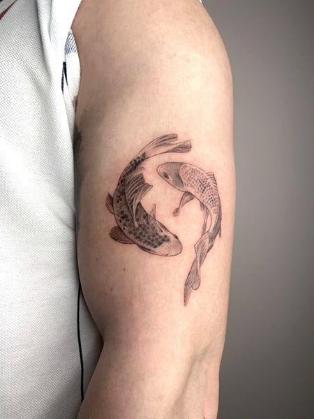 tattoo cặp cá chép đơn sắc ở bắp tay mẫu 6