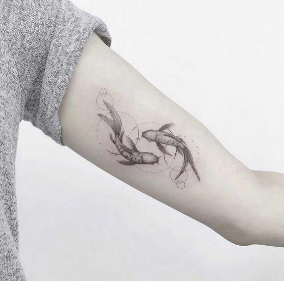 tattoo cặp cá chép đơn sắc ở bắp tay mẫu 7